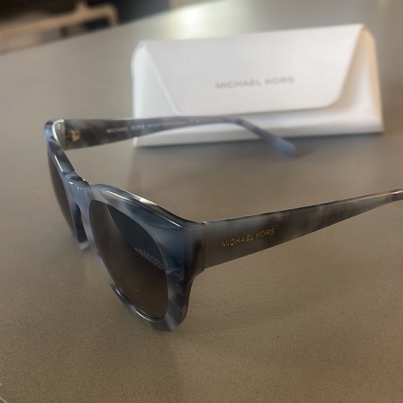 Brand new Michael Sunglasses. Never worn comes with case plus - Picture 6 of 10